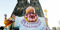 Die Plastik ·Der Eichelbischof· des Künstlers Jacques Tilly steht vor dem Dom in Köln