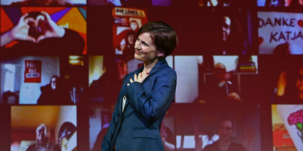 Katja Kipping vor einem roten Hintergrund