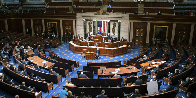 Blick von der Pressetribüne in den Saal des US-Repräsentantenhauses während einer Sitzung