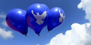 Drei blaue Luftballons mmit weißen Friedenstauben