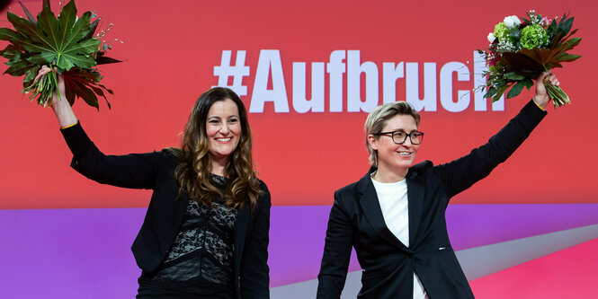 Janine Wissler und Susanne Hennig-Wellsow winken mit Blumensträußen