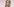 Kim Kardashian post vor einer rosa Wand