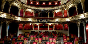 Blick in den Publikumsraum im Berliner Ensemble: viele Sitze wurden entfernt wegen Corona