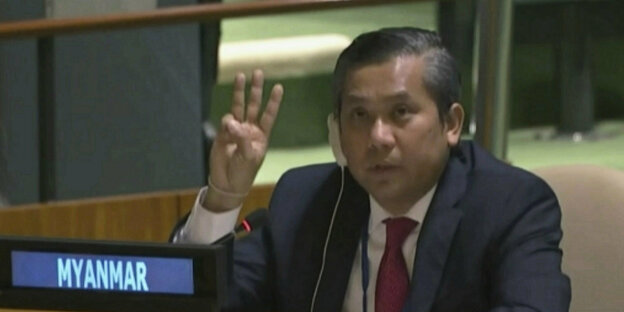 Kyaw Moe Tun mit Drei-Finger-Gruß