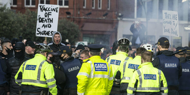 Handgemenge zwischen Polizisten und Demonstranten in Dublin