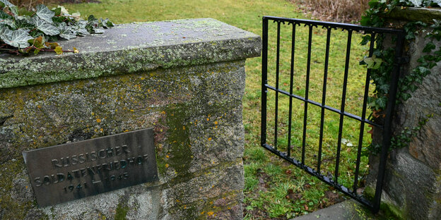 Tor von russischem Soldatenfriedhof in Hessen