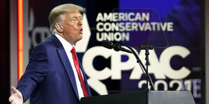 Donald Trump lam Rednerpult vor dem Logo der Conservative Political Action Conference