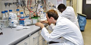 Zwei junge Männer arbeiten im Labor der Jacobs University in Bremen.