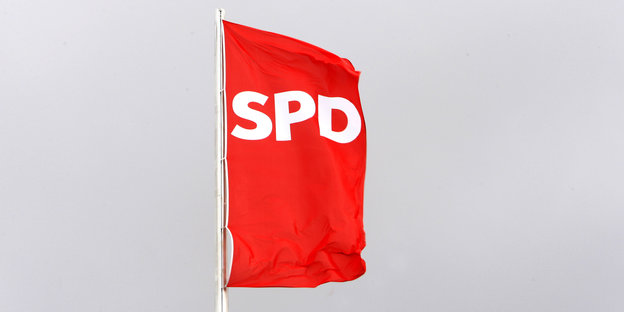 Eine Fahne der SPD weht in der Luft