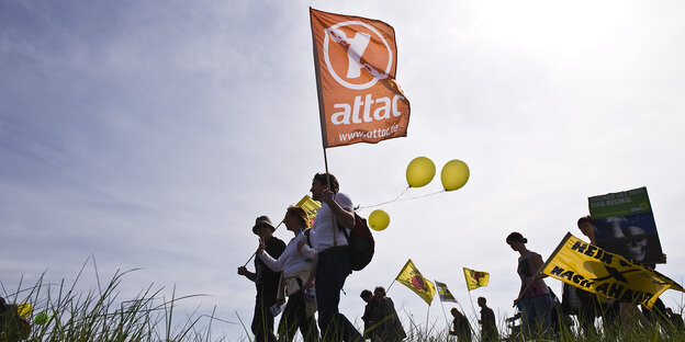Demonstranten mit einer Attach Fahne und gelben Luftballons
