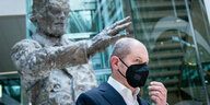Olaf Scholz unter Willy Brandt Statue