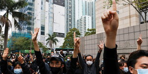 Aktivisten erheben ihre Hände
