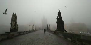 Karlsbrücke mit einem Menschen im Nebel