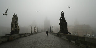 Karlsbrücke mit einem Menschen im Nebel