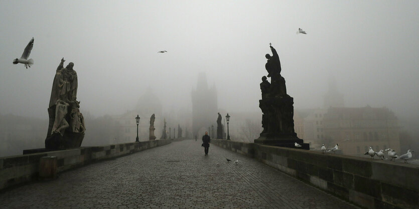 Karlsbrücke mit einem Menschen im Nebel