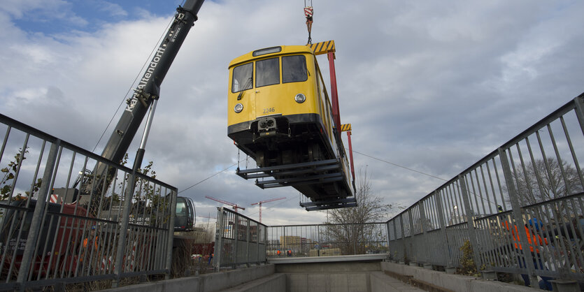 U-Bahn-Wagen hängt an einem Kran