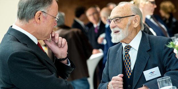 Der 99-jährige Rolf Zick im Gespräch mit Ministerpräsident Stephan Weil bei der Preisverleihung des Leibniz-Ringes.