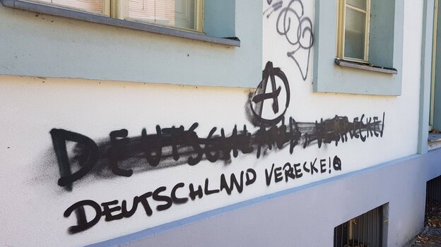 Graffiti Deutschland Verreche und Anarchozeichen an einer Hauswand