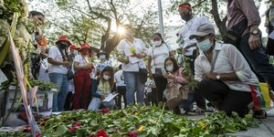 Solidaritätskundgebung vor den UN-Büros in Bangkok - Menschen legen Blumen nieder