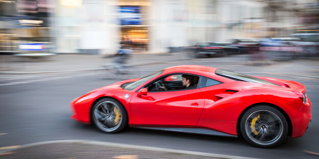 Ein Ferrari fährt auf einer Straße