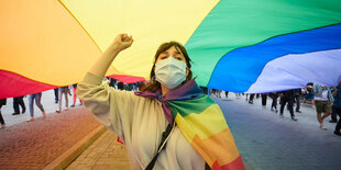 Frau unter Regenbogenfahne