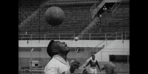 Älteres schwarzweiß Foto, ein Ball scheint in der Luft zu stehen über dem Kopf des Fußballers Pelé