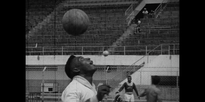 Älteres schwarzweiß Foto, ein Ball scheint in der Luft zu stehen über dem Kopf des Fußballers Pelé