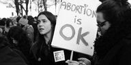 eine frau hält bei einer demo ein Plakat wo abortion is ok draufsteht
