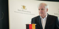 Horst Seehofer auf einer Pressekonferenz in Baden-Württemberg