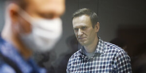Alexej Nawalny am 20. Februar bei einer Anhörung vor Gericht - ein Sicherheitsbeamter mit Mundschutz im Vordergrund