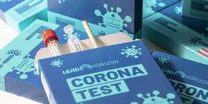 Eine Schachtel mit der Aufschrift "Corona Test"
