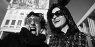 Zwei Demonstrantinnen mit Sonnenbrille und leopardiertem Plüschpullover bei einer Demo