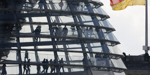 Menschen in der Kuppel des Reichstags