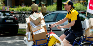 Post-Mitarbeiter auf einem Fahrrad.