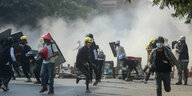 Demonstrierende in Mandalay flüchten vor eingesetztem Tränengas