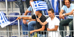 Griechische Fans jubeln auf den Stadionrängen