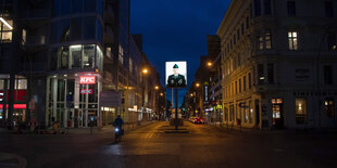 Ein Radfahrer fährt auf der sonst menschenleeren Straße am Checkpoint Charlie.