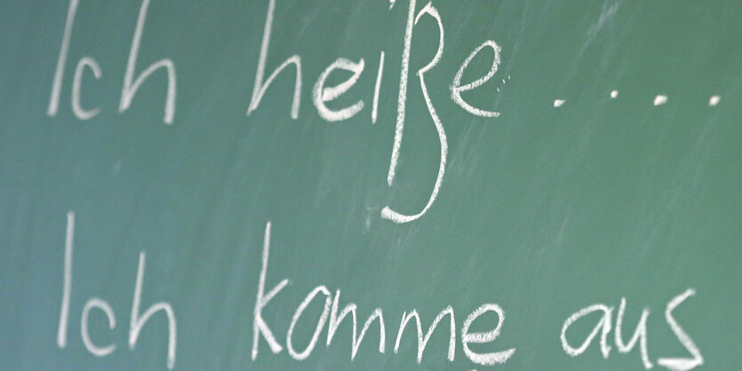 Eine alte Schultafel mit den Worten "Ich heiße" in Kreide geschrieben