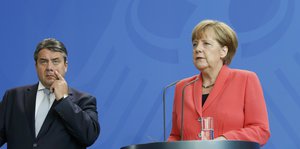 Sigmar Gabriel und Angela Merkel sprechen vor Journalisten