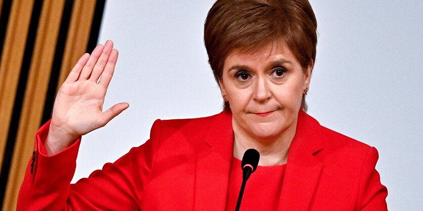 Schottlands Premierministerin Nicola Sturgeon hebt die rechte Hand