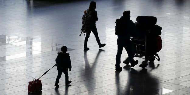 Silhouette von Reisenden im Terminal des Flughafens in Frankfurt