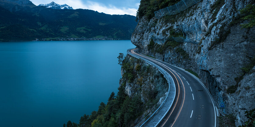 Küstenstraße am Thunersee in der Schweiz