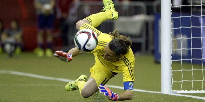 Nadine Angerer hält einen Ball