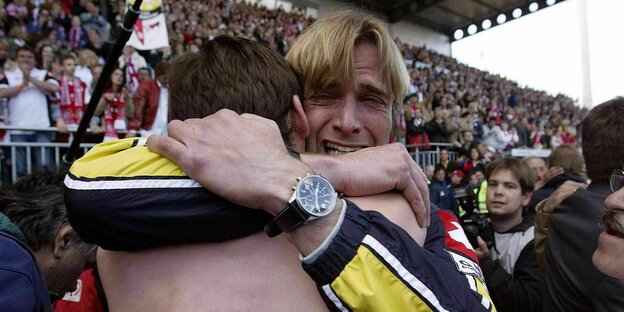Jürgen Klopp umarmt zu Tränen gerührt einen Spieler