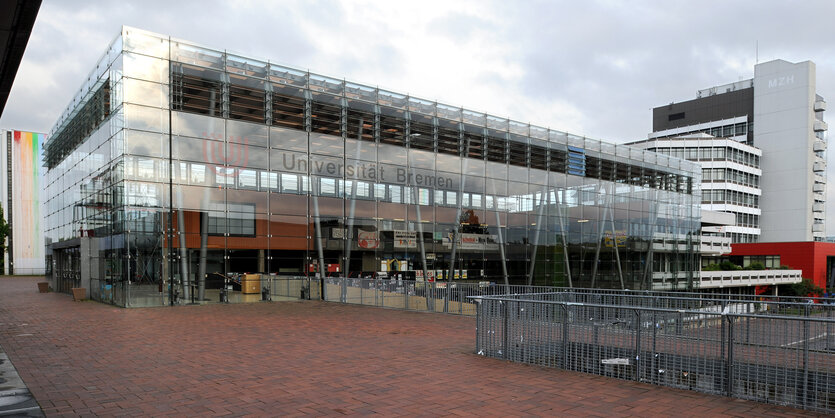 Glasfassade mit Schriftzug der Uni Bremen