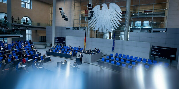 Jens Spahn (CDU), Bundesminister für Gesundheit, spricht bei der 215. Sitzung des Bundestags