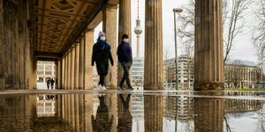Menschen im Säulengang an der Museumsinsel Berlin