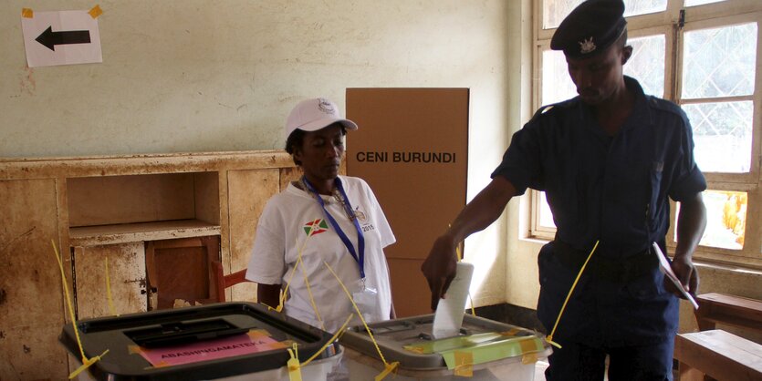 Polizist bei der Parlamentswahl in Bujumbura