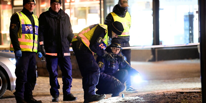 PolizistInnen untersuchen den Tatort des Messerangriffs von Vetlanda