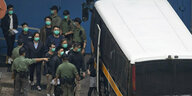 AktivistInnen werden von der Polizei in einen Gefangenen-Bus gebracht